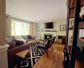Smart TV, fireplace, books, computer monitors - 🏔️ Serene 4BR Retreat w/ Outdoor Dining, Gym, Workstation & Modern Comforts (Kirkland)