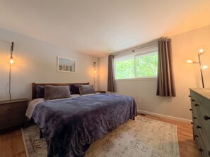 4 makuuhuonetta, työpöytä, silitysrauta/-lauta, vauvan matkasänky