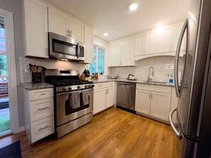 Jääkaappi, mikroaaltouuni, uuni, liesi