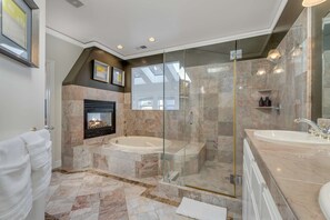 Bruser, miljøvenlige toiletartikler, hårtørrer, håndklæder