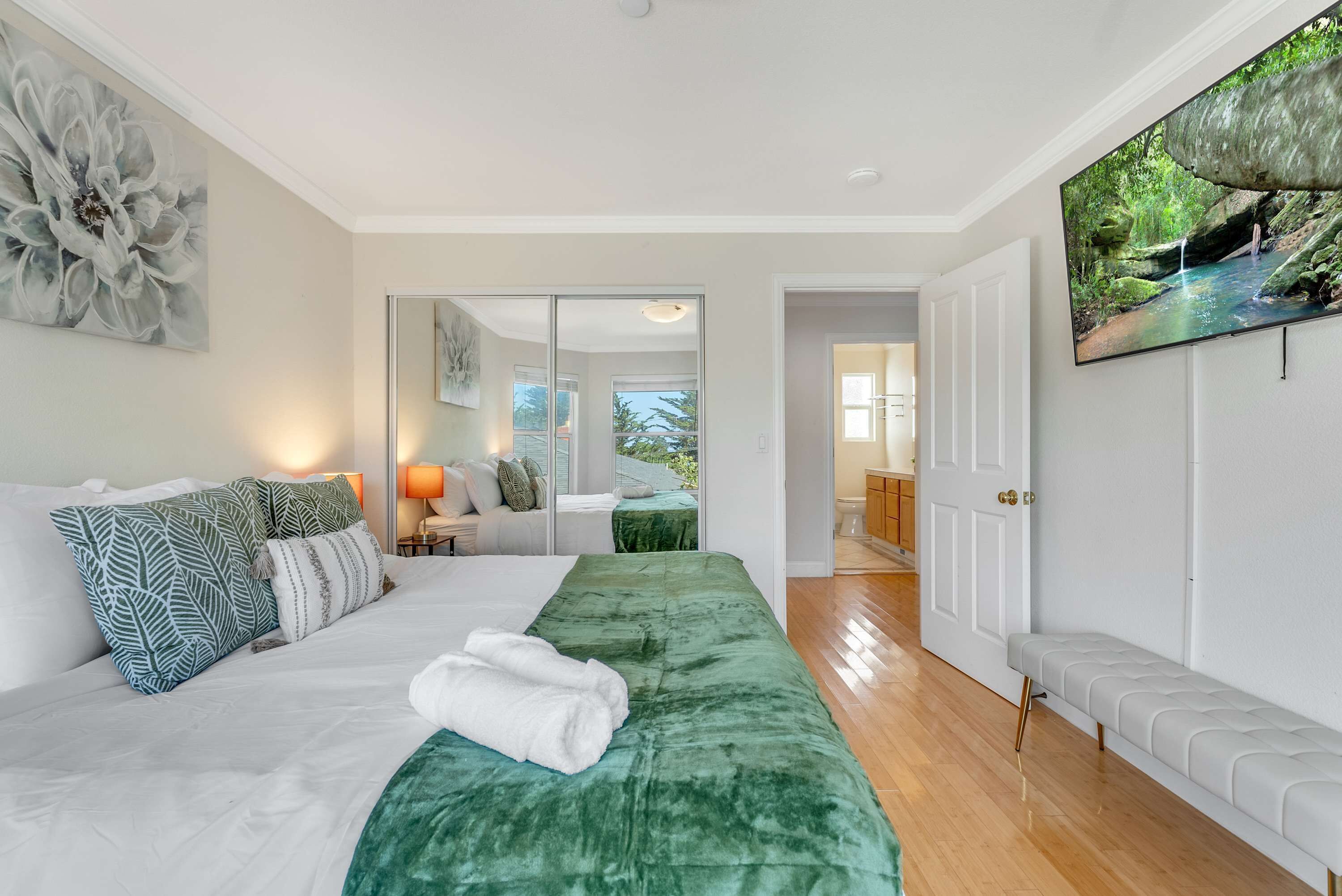 5 dormitorios, escritorio, tabla de planchar con plancha y cuna de viaje