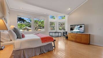 5 bedrooms, desk, iron/ironing board, travel crib