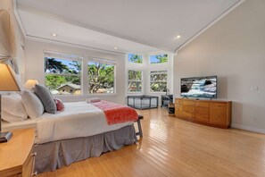 5 quartos, escrivaninha, ferros/tábuas de passar roupa, berço de viagem