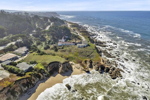 Fun 5BR Coastal Retreat w/ Pool Table/Arcade/Darts