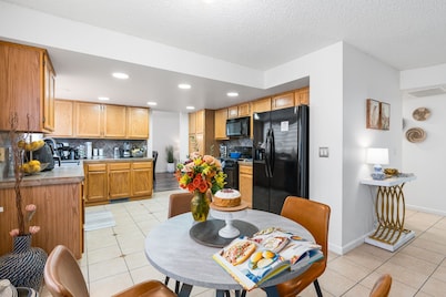 New! Modern 4BR walk to Reno-Sparks Conv Center, Atlantis Casino & shops