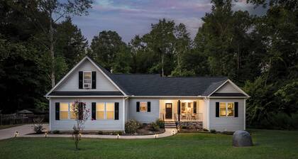 Local Artistic Flare~Sleeps 12~New Modern Build