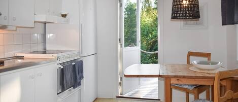 Fridge, stovetop, coffee/tea maker