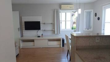 Studio | Living area | 32-inch TV with cable channels