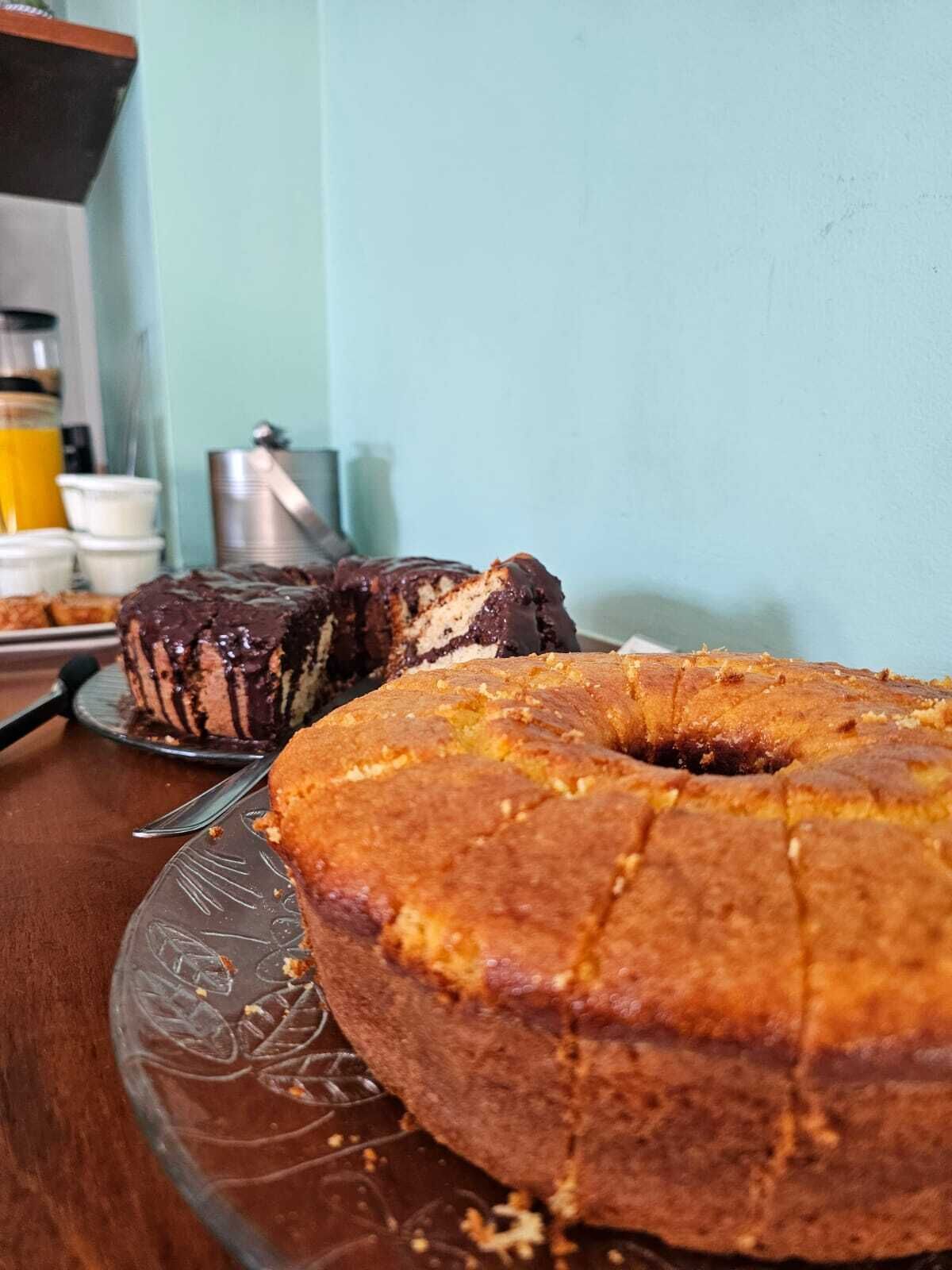 Un pastel sobre un plato de vidrio con una mesa de madera.