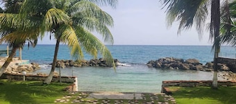 Charming 1-bedroom in Tower Isle St Mary: AC, WiFi, pool, and a serene retreat.