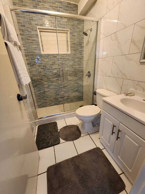 Toallas y papel higiénico