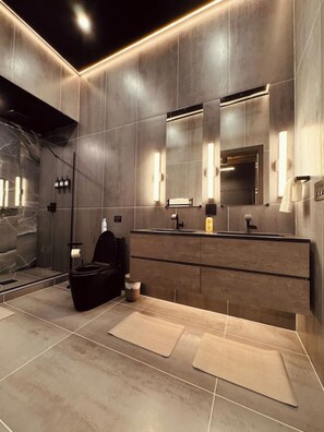 Dusch, hårtork, handdukar och tvål