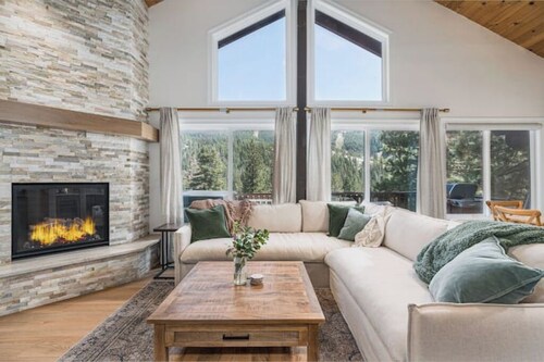 Renovated Ski Home with a Hot Tub & Views of Slope - Perfect Ski Lease