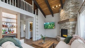 Living area - Renovated Ski Home with a Hot Tub & Views of Slope - Perfect Ski Lease (Incline Village)