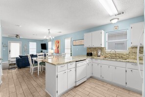 Fridge, microwave, oven, stovetop - Newly renovated Heated pool~2 Bikes~Sleeps 8! (Santa Rosa Beach)