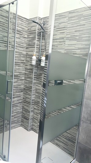 Hårtork, bidé, handdukar och tvål