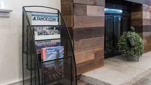Ein schwarzer Metallregal mit Zeitschriften und einem Schild für Tahoe.com.