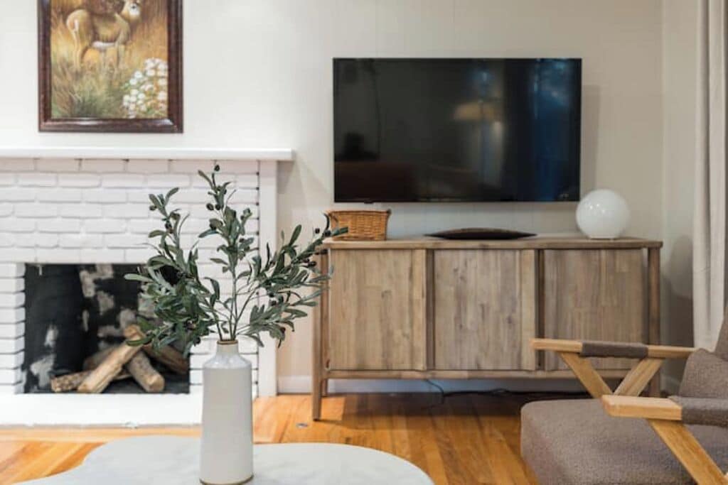 TV connectée, table de tennis de table, livres