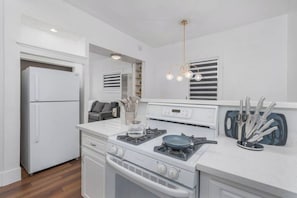 Frigorífico, microondas, horno y placa de cocina