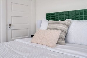 2 bedrooms, desk, iron/ironing board, free WiFi - 2 Bed Near City Hotspots & Transient Workers' Hub (Reno)