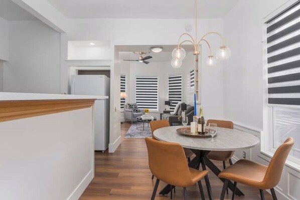 Dining - 2 Bed Near City Hotspots & Transient Workers' Hub (Reno)