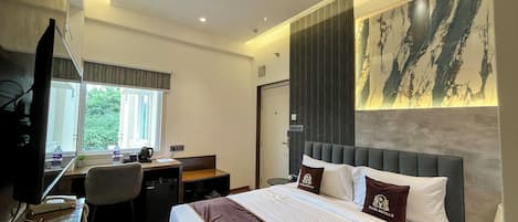 Camera Luxury, vista città | Una scrivania, postazione laptop, ferro/asse da stiro, Wi-Fi gratuito