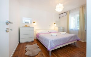 2 bedrooms, travel crib, free WiFi, bed sheets