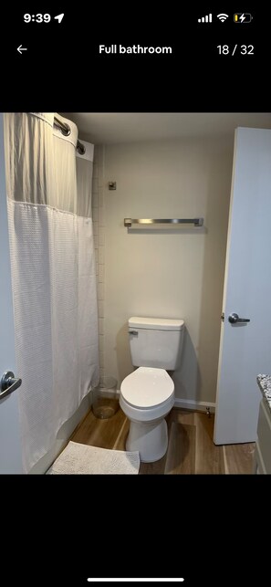 Sèche-cheveux, serviettes fournies, savon, papier toilette