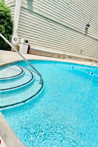 Charming 2-bedroom condo with AC and WiFi in brilliant Greensboro