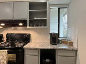 Køleskab, mikrobølgeovn, ovn, kogeplade