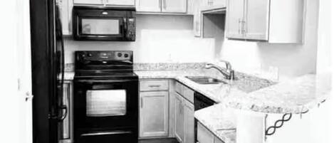 ثلاجة، ميكروويف، فرن، موقد طهي مسطح