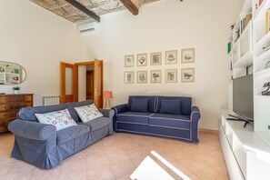 TV - iFlat Space and Comfort in the Heart of Monti (Roma)