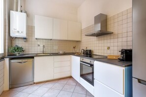 Fridge, oven, stovetop, dishwasher