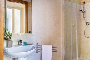 Shower, hair dryer, bidet, towels - iFlat Space and Comfort in the Heart of Monti (Roma)