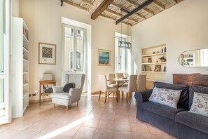 TV - iFlat Space and Comfort in the Heart of Monti (Roma)