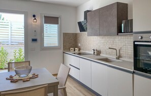 Refrigerador, microondas, lavavajillas y cafetera y tetera 