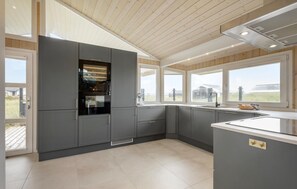 Fridge, oven, stovetop, dishwasher - 3 bedroom ocean front home in Hjørring (Hjørring)