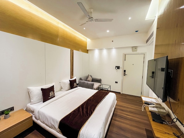 Deluxe Room | Desk, laptop workspace, iron/ironing board, free WiFi