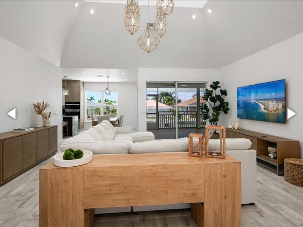 Smart TV - 3-bedroom house in beautiful Marco Island with AC, WiFi close to the beach (Marco Island)