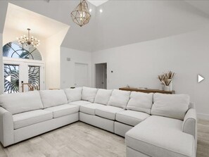 Smart TV - 3-bedroom house in beautiful Marco Island with AC, WiFi close to the beach (Marco Island)