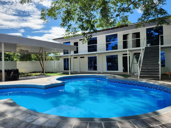 Habitación doble Deluxe, 2 camas matrimoniales, vista a la alberca | Terraza o patio