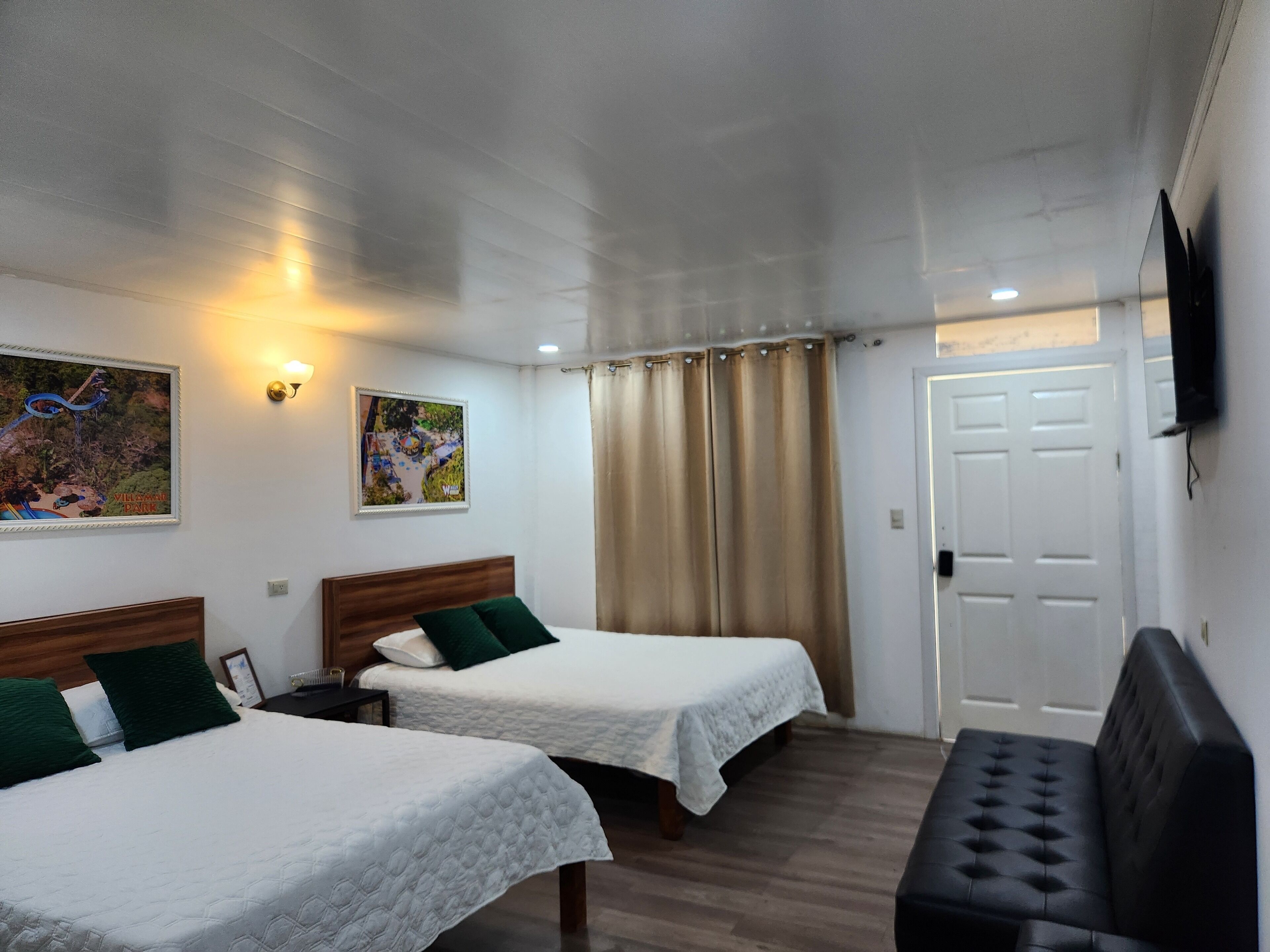 デラックス ダブルルーム ダブルベッド 2 台 プールビュー | WiFi (無料)