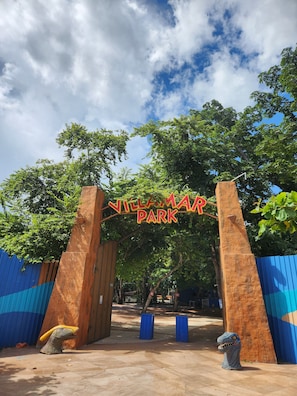 A park entrance with a sign reading "VILLA MAAP PARK".
