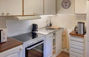 Réfrigérateur, micro-ondes, plaque de cuisson, cafetière/bouilloire
