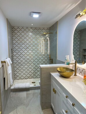 Suihku, hiustenkuivaaja, pyyhkeet, saippua