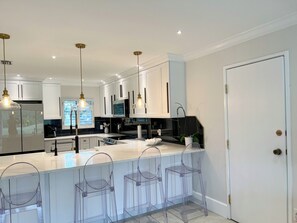 Jääkaappi, mikroaaltouuni, uuni, liesi