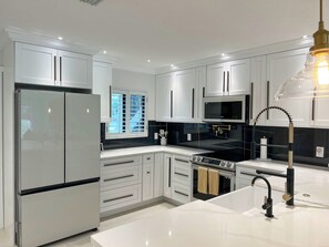 Kjøleskap, mikrobølgeovn, ovn og kokeplater