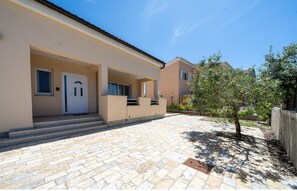 Exterior - Beautiful home in Sukosan (Sukosan)