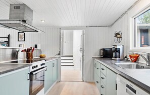 Kjøleskap, kokeplater, oppvaskmaskin og kaffetrakter/tekoker