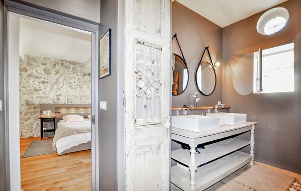 6 dormitorios, cuna de viaje, wifi gratis y ropa de cama